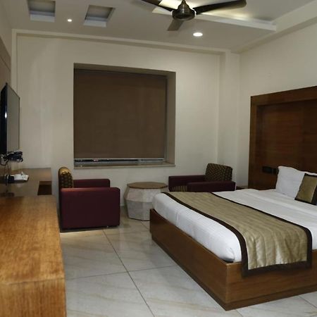 Hotel Pacific Roorkee ภายนอก รูปภาพ