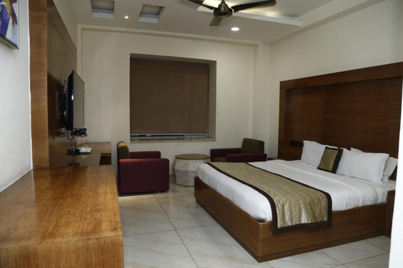 Hotel Pacific Roorkee ภายนอก รูปภาพ